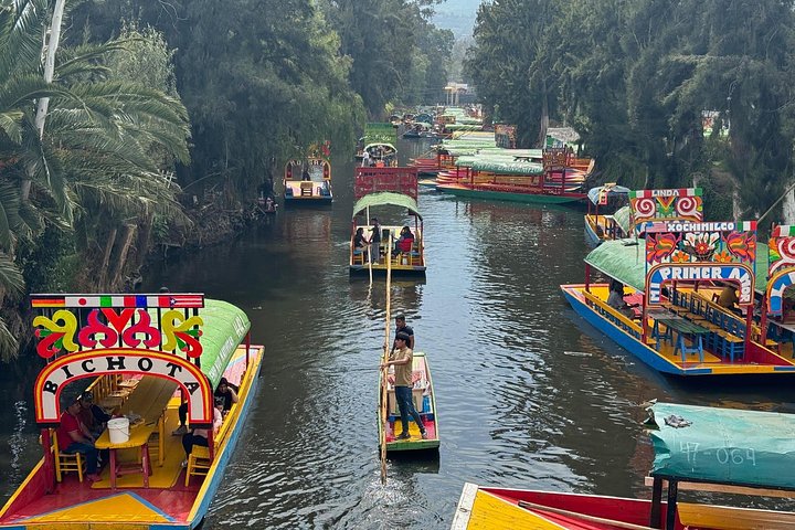 Guided Canal Ride With Food And Drinks