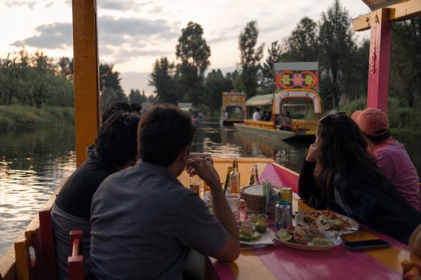 Boat Tour with Live Guide, Food and Drinks